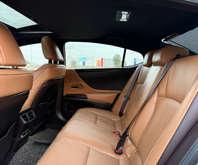 مستعملة Lexus ES 300h شد الوجه السابع, 2.5 l, 2022 في في الشارقة من Al Basma Motors، اللون رمادي. المواصفات الأمريكية | AUTO.AE