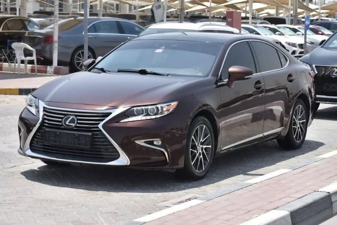 Подержанный Lexus ES 350 VI Рестайлинг, 3.5 л, 2017 в Шардже от Alfaris Used Cars Бордовый цвет. GCC | AUTO.AE