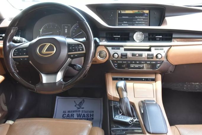 Подержанный Lexus ES 350 VI Рестайлинг, 3.5 л, 2017 в Шардже от Alfaris Used Cars Бордовый цвет. GCC | AUTO.AE