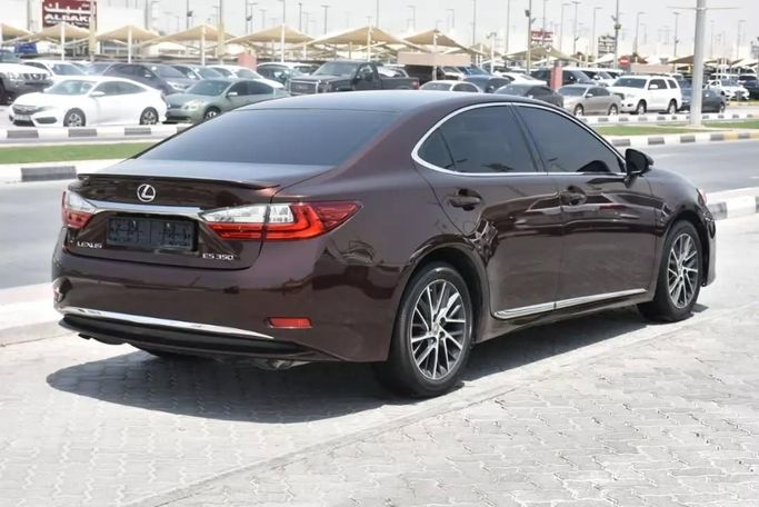 Подержанный Lexus ES 350 VI Рестайлинг, 3.5 л, 2017 в Шардже от Alfaris Used Cars Бордовый цвет. GCC | AUTO.AE