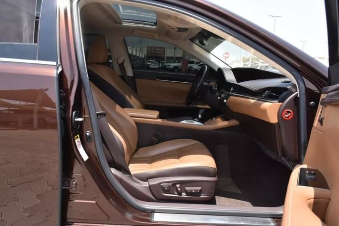 Подержанный Lexus ES 350 VI Рестайлинг, 3.5 л, 2017 в Шардже от Alfaris Used Cars Бордовый цвет. GCC | AUTO.AE