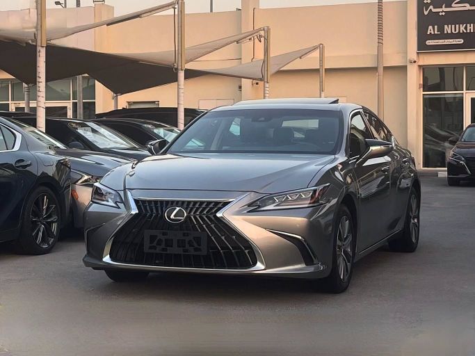 Подержанный Lexus ES 350 VII, 3.5 л, 2019 в Шардже от Al Nukhba Al Malakyah Used Cars Золотистый цвет. Американская | AUTO.AE