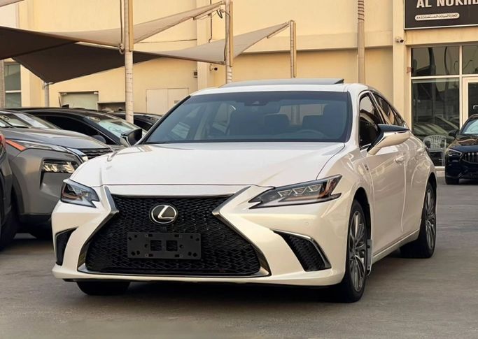 Подержанный Lexus ES 350 VII, 3.5 л, 2020 в Шардже от Al Nukhba Al Malakyah Used Cars Белый цвет. Американская | AUTO.AE