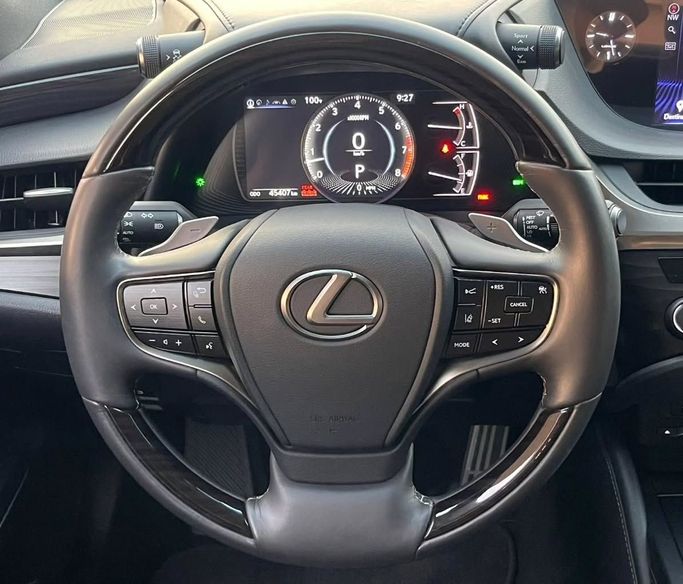 Подержанный Lexus ES 350 VII, 3.5 л, 2020 в Шардже от Al Nukhba Al Malakyah Used Cars Белый цвет. Американская | AUTO.AE