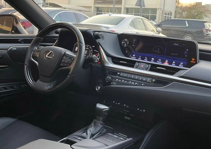 Подержанный Lexus ES 350 VII, 3.5 л, 2020 в Шардже от Al Nukhba Al Malakyah Used Cars Белый цвет. Американская | AUTO.AE