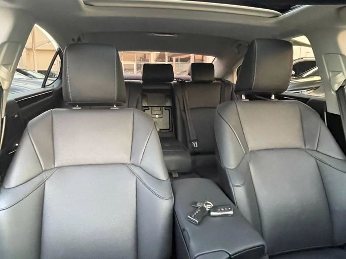 Подержанный Lexus ES 350 VII, 3.5 л, 2020 в Шардже от Al Nukhba Al Malakyah Used Cars Белый цвет. Американская | AUTO.AE