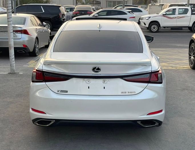 Подержанный Lexus ES 350 VII, 3.5 л, 2020 в Шардже от Al Nukhba Al Malakyah Used Cars Белый цвет. Американская | AUTO.AE