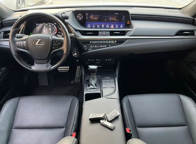 Подержанный Lexus ES 350 VII, 3.5 л, 2020 в Шардже от Al Nukhba Al Malakyah Used Cars Белый цвет. Американская | AUTO.AE