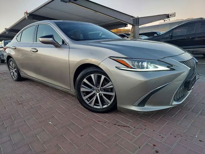 Подержанный Lexus ES 300h VII, 2.5 л, 2019 в Шардже от Al Aqsa Used Cars Золотистый цвет. GCC | AUTO.AE