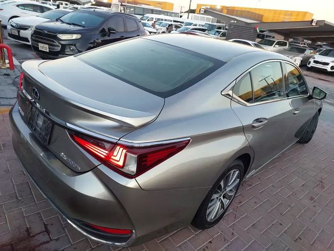 Подержанный Lexus ES 300h VII, 2.5 л, 2019 в Шардже от Al Aqsa Used Cars Золотистый цвет. GCC | AUTO.AE