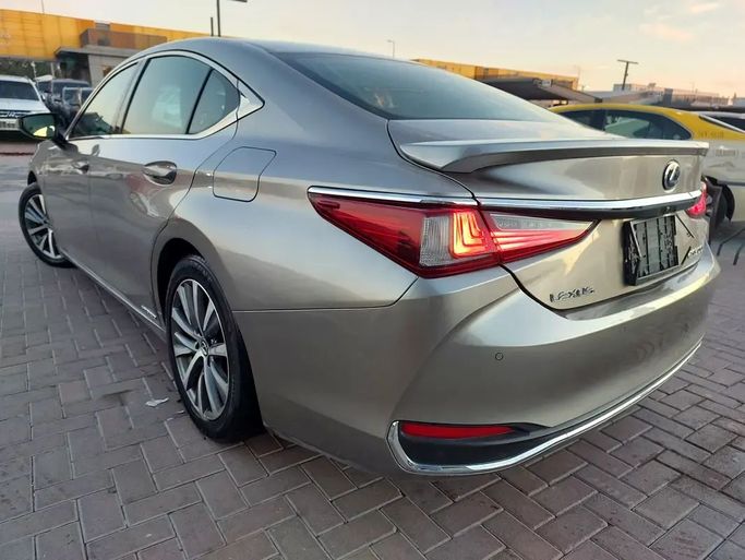 Подержанный Lexus ES 300h VII, 2.5 л, 2019 в Шардже от Al Aqsa Used Cars Золотистый цвет. GCC | AUTO.AE