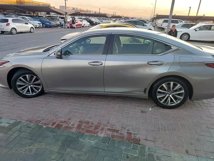 Подержанный Lexus ES 300h VII, 2.5 л, 2019 в Шардже от Al Aqsa Used Cars Золотистый цвет. GCC | AUTO.AE