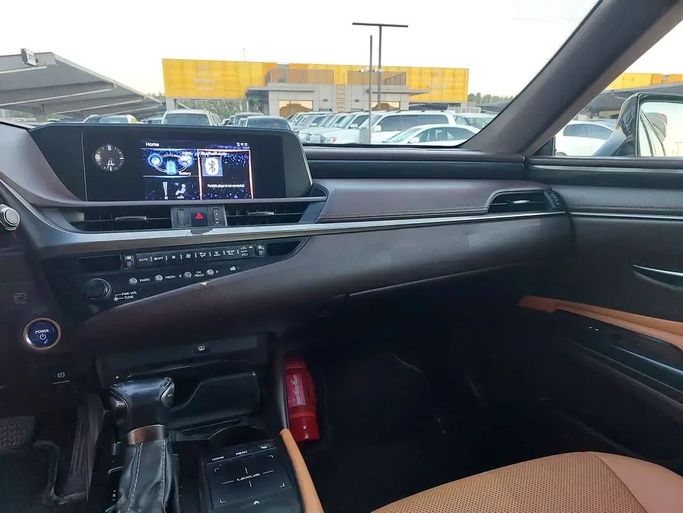 Подержанный Lexus ES 300h VII, 2.5 л, 2019 в Шардже от Al Aqsa Used Cars Золотистый цвет. GCC | AUTO.AE