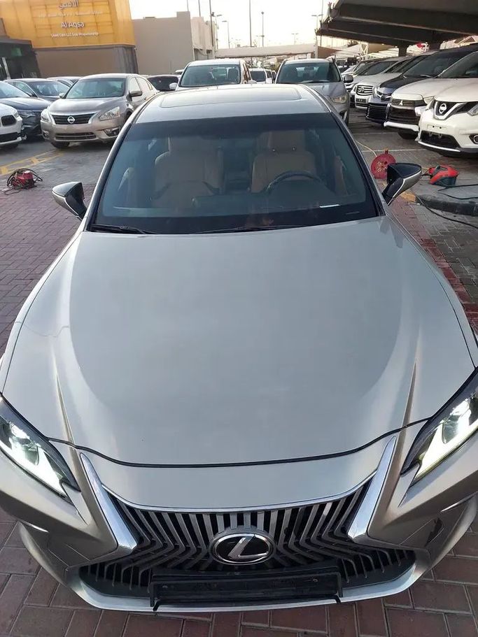 Подержанный Lexus ES 300h VII, 2.5 л, 2019 в Шардже от Al Aqsa Used Cars Золотистый цвет. GCC | AUTO.AE
