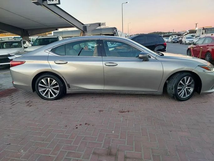 Подержанный Lexus ES 300h VII, 2.5 л, 2019 в Шардже от Al Aqsa Used Cars Золотистый цвет. GCC | AUTO.AE