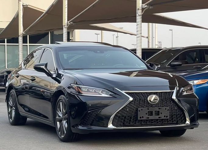 Подержанный Lexus ES 350 VII, 3.5 л, 2019 в Шардже от Al Nukhba Al Malakyah Used Cars Черный цвет. Американская | AUTO.AE