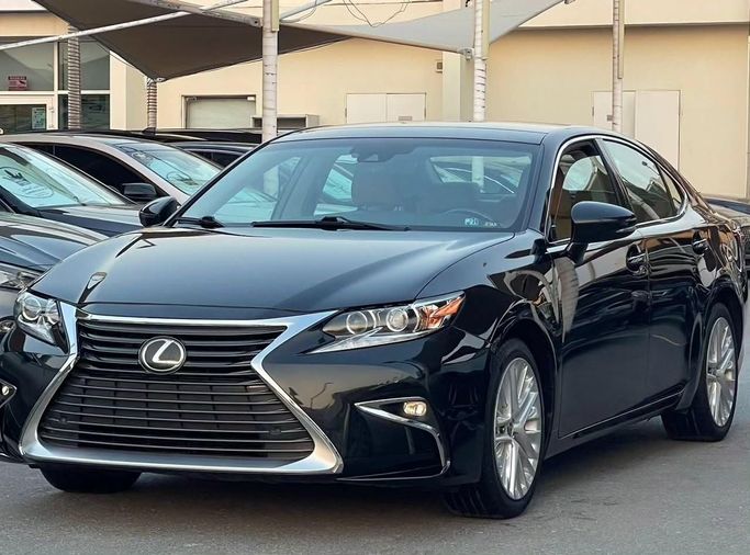 Подержанный Lexus ES 350 VII, 3.5 л, 2018 в Шардже от Al Nukhba Al Malakyah Used Cars Черный цвет. Американская | AUTO.AE