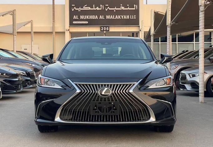 Подержанный Lexus ES 350 VII, 3.5 л, 2020 в Шардже от Al Nukhba Al Malakyah Used Cars Черный цвет. Американская | AUTO.AE