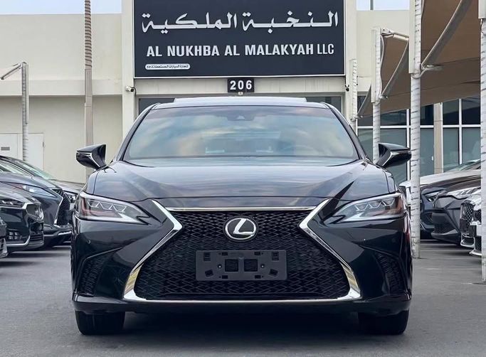 Подержанный Lexus ES 350 VII, 3.5 л, 2020 в Шардже от Al Nukhba Al Malakyah Used Cars Черный цвет. Американская | AUTO.AE