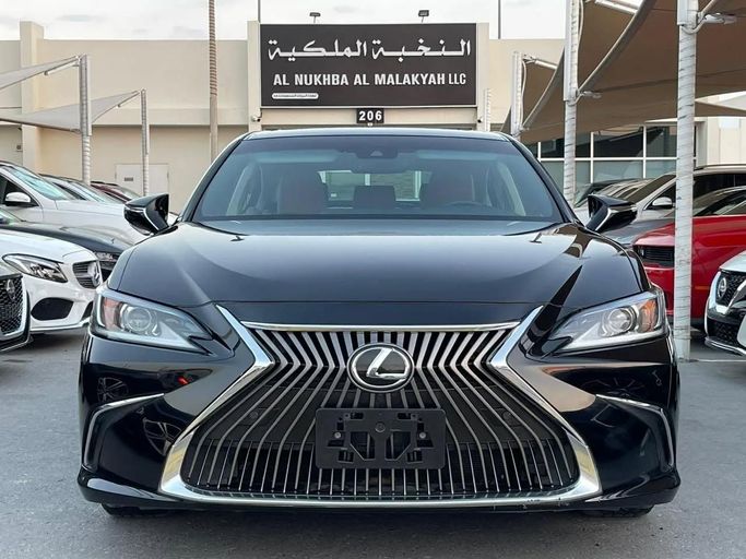 Подержанный Lexus ES 350 VII, 3.5 л, 2020 в Шардже от Al Nukhba Al Malakyah Used Cars Черный цвет. Американская | AUTO.AE