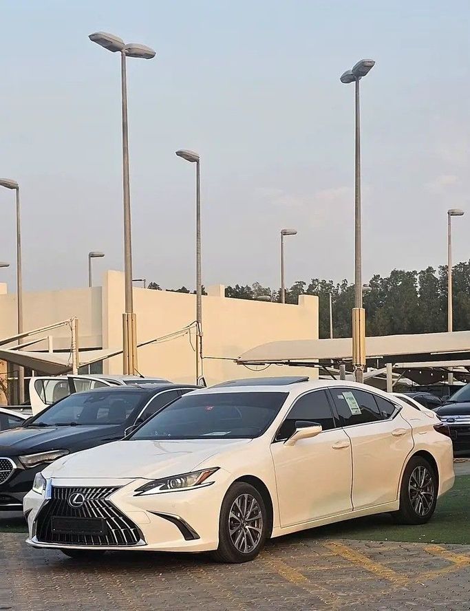 Подержанный Lexus ES 300h VII Рестайлинг, 2.5 л, 2023 в Шардже от Al Najm Al Awal used cars Белый цвет. GCC | AUTO.AE