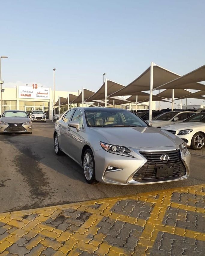 Used Lexus ES 350 VI Facelift, 3.5 l, 2016 in Sharjah by Badar Used Cars, Silver color.  | AUTO.AE