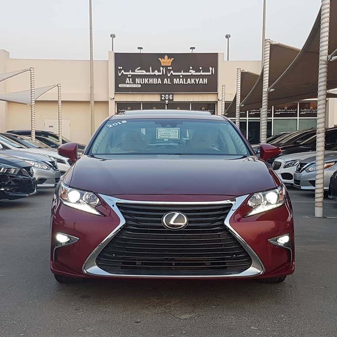 Подержанный Lexus ES 350 VII, 3.5 л, 2018 в Шардже от Al Nukhba Al Malakyah Used Cars Красный цвет. Американская | AUTO.AE