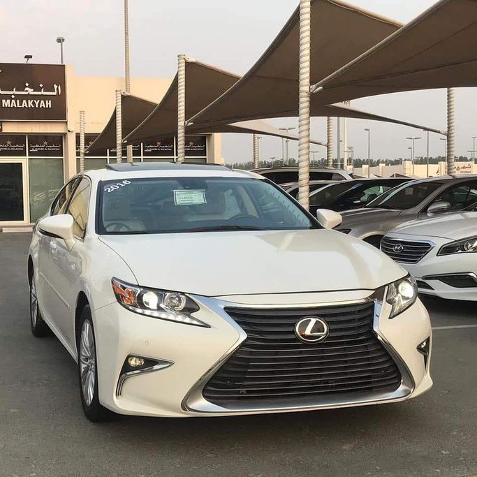 Подержанный Lexus ES 350 VI Рестайлинг, 3.5 л, 2016 в Шардже от Al Nukhba Al Malakyah Used Cars Белый цвет. Американская | AUTO.AE