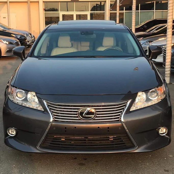 Used Lexus ES 350 VI, 3.5 l, 2014 in Sharjah by Al Nukhba Al Malakyah Used Cars, Grey color. American Specs | AUTO.AE