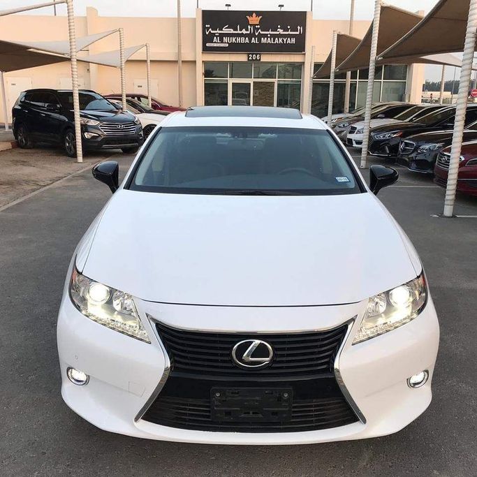Used Lexus ES 350 VI, 3.5 l, 2015 in Sharjah by Al Nukhba Al Malakyah Used Cars, White color. American Specs | AUTO.AE