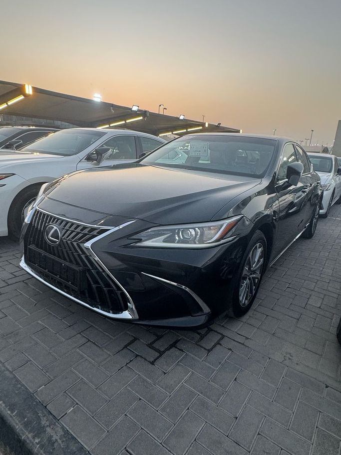 Подержанный Lexus ES 300h VII Рестайлинг, 2.5 л, 2021 в Шардже от ICON USED CARS Черный цвет. GCC | AUTO.AE