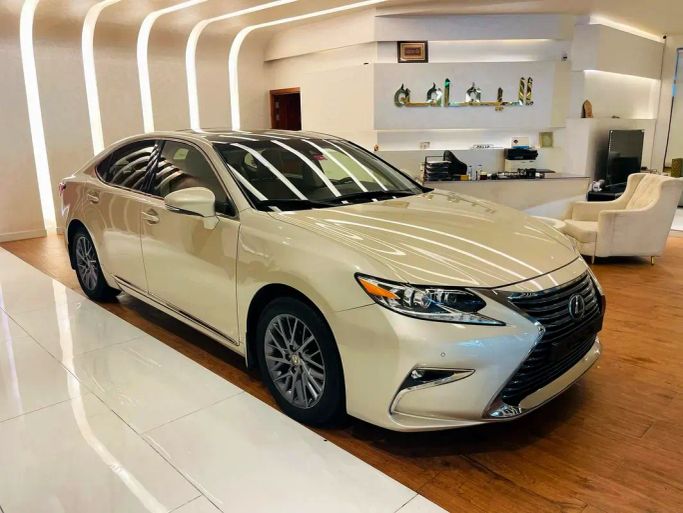 مستعملة Lexus ES 350 سابعاً, 3.5 l, 2018 في في الشارقة من Alyamama Motors، اللون رملي. أخرى | AUTO.AE