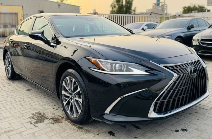 مستعملة ⁦Lexus ES 350 سابعاً، 3.5 l، 2022⁩ في في الإمارات, الشارقة من BAB AL ROLAH USED CARS، اللون أسود. المواصفات الأمريكية | AUTO.AE | إعلان #284303