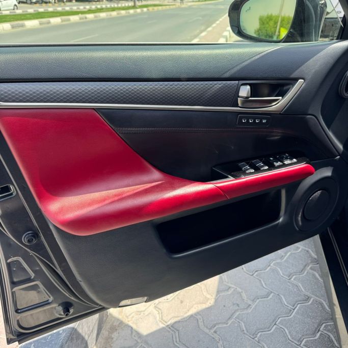 Подержанный Lexus GS 350 IV Рестайлинг, 3.5 л, 2019 в Шардже от Alfaris Used Cars Серый цвет.  | AUTO.AE