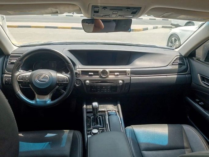 Подержанный Lexus GS 300 IV Рестайлинг, 2.0 л, 2018 в Шардже от Alnawras Cars Серебристый цвет. Корейская | AUTO.AE