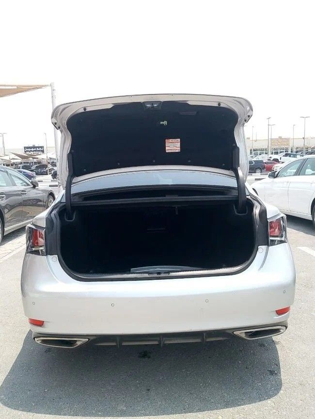 Подержанный Lexus GS 300 IV Рестайлинг, 2.0 л, 2018 в Шардже от Alnawras Cars Серебристый цвет. Корейская | AUTO.AE