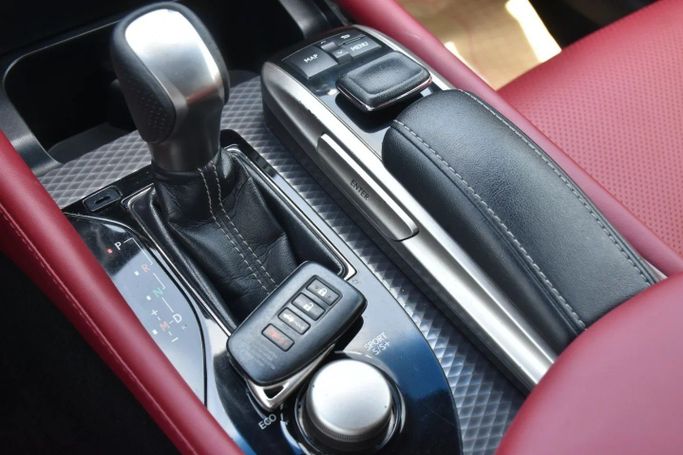 Подержанный Lexus GS 350 IV Рестайлинг, 3.5 л, 2017 в Шардже от Alfaris Used Cars Белый цвет. Other | AUTO.AE