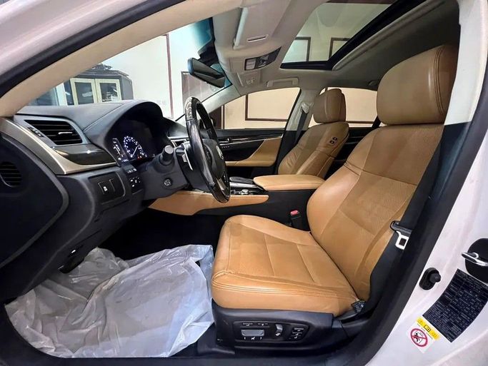 Подержанный Lexus GS 350 IV Рестайлинг, 3.5 л, 2017 в Шардже от Rebou Alfakhama Белый цвет. GCC | AUTO.AE