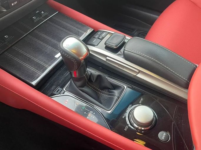 Подержанный Lexus GS 350 IV Рестайлинг, 3.5 л, 2017 в Шардже от Al Nukhba Al Malakyah Used Cars Белый цвет. Американская | AUTO.AE