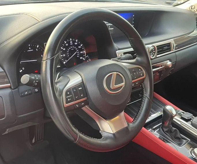 Подержанный Lexus GS 350 IV Рестайлинг, 3.5 л, 2017 в Шардже от Al Nukhba Al Malakyah Used Cars Белый цвет. Американская | AUTO.AE