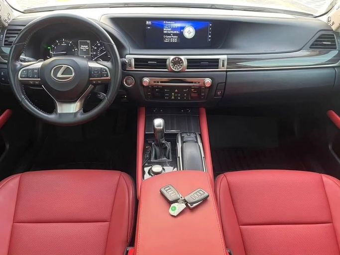 Подержанный Lexus GS 350 IV Рестайлинг, 3.5 л, 2017 в Шардже от Al Nukhba Al Malakyah Used Cars Белый цвет. Американская | AUTO.AE