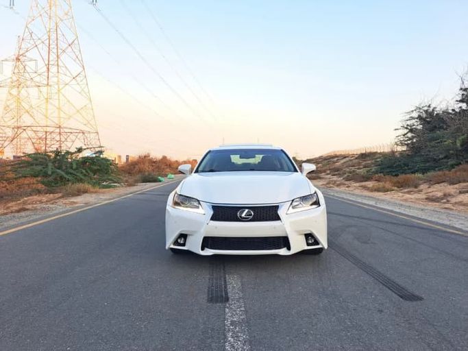 مستعملة ⁦Lexus GS 350 رابعاً، 3.5 l، 2013⁩ في في الإمارات, الشارقة من Wahat Al Umra Used Cars، اللون أبيض. مواصفات الخليج | AUTO.AE | إعلان #289548