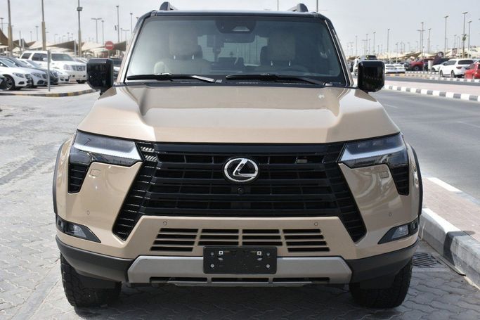 Подержанный Lexus GX 550 III, 3.4 л, 2024 в Шардже от Alfaris Used Cars Коричневый цвет.  | AUTO.AE