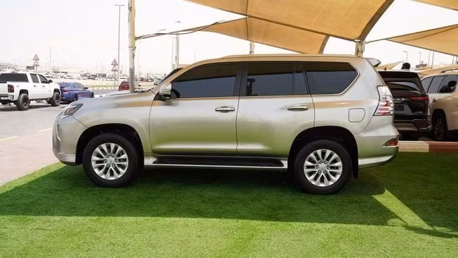 Подержанный Lexus GX 460 II Рестайлинг 2, 4.6 л, 2021 в Шардже от Abo Saif Золотистый цвет. GCC | AUTO.AE