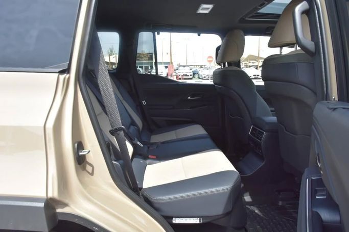 Новый Lexus GX 550 III, 3.4 л, 2024 в Шардже от Alfaris Used Cars Светло-коричневый цвет.  | AUTO.AE