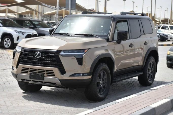 Подержанный Lexus GX 550 III, 3.4 л, 2024 в Шардже от Alfaris Used Cars Бежевый цвет. Other | AUTO.AE