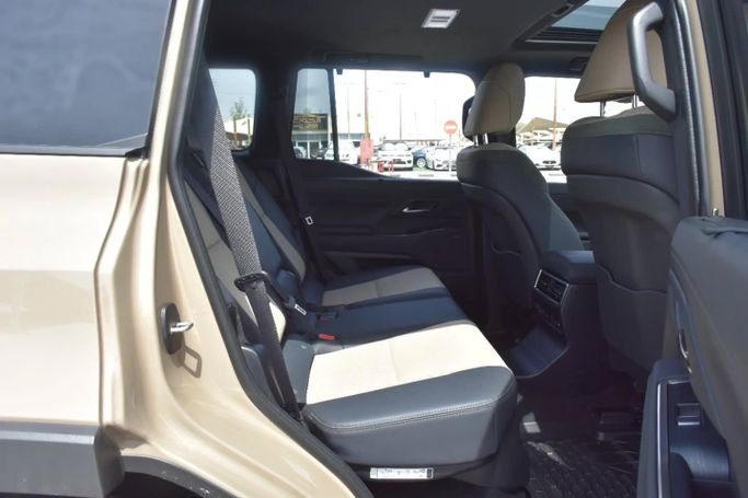 Подержанный Lexus GX 550 III, 3.4 л, 2024 в Шардже от Alfaris Used Cars Бежевый цвет. Other | AUTO.AE