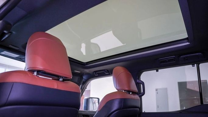 Подержанный Lexus GX 550 III, 3.4 л, 2024 в Шардже от Alsalama Motors Серебристый цвет. Американская | AUTO.AE