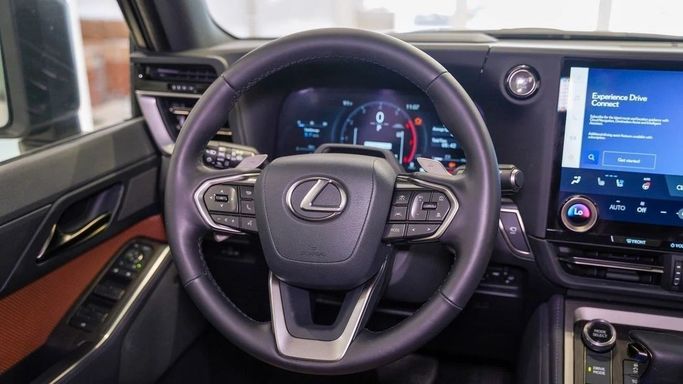 Подержанный Lexus GX 550 III, 3.4 л, 2024 в Шардже от Alsalama Motors Серебристый цвет. Американская | AUTO.AE