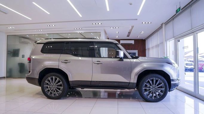 Подержанный Lexus GX 550 III, 3.4 л, 2024 в Шардже от Alsalama Motors Серебристый цвет. Американская | AUTO.AE